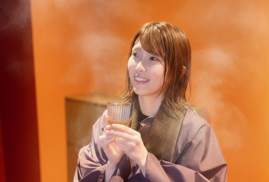 温活後に温かい飲み物でくつろぐお客様