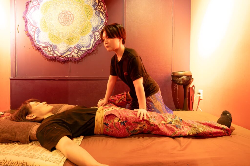 個室サウナ＆タイ古式マッサージ ワイルームSpa横浜鶴見店でタイ古式マッサージをしている写真