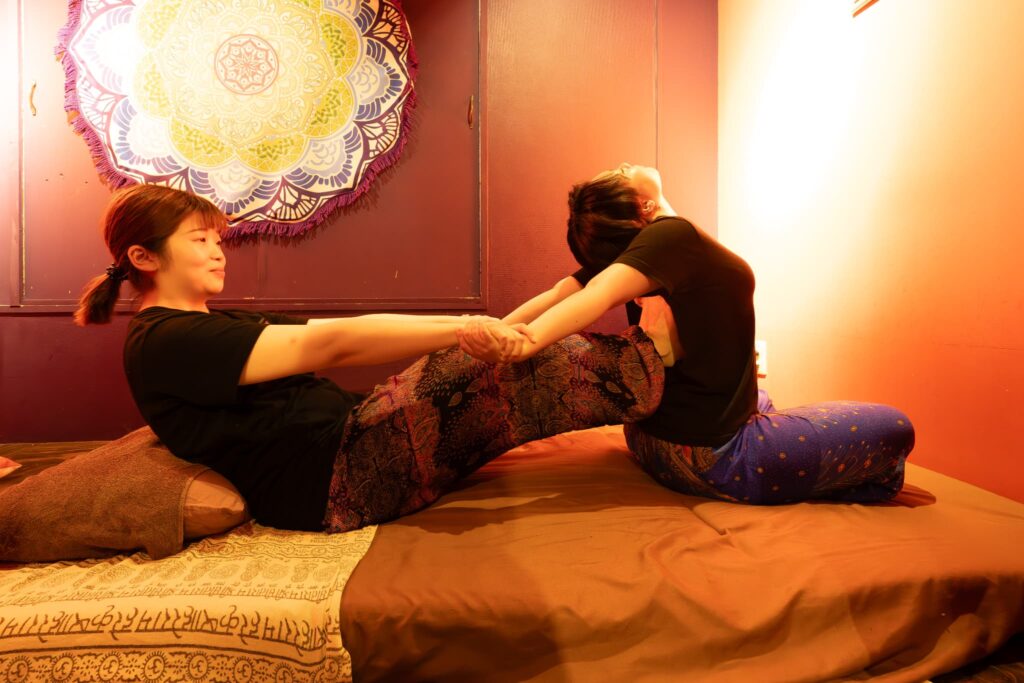 個室サウナ&タイ古式マッサージ ワイルームSpa横浜鶴見店でタイ古式マッサージをしている写真