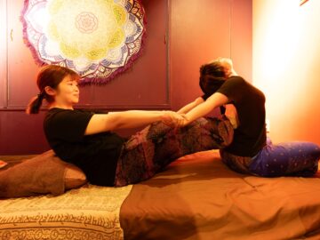 個室サウナ&タイ古式マッサージ ワイルームSpa横浜鶴見店でタイ古式マッサージをしている写真