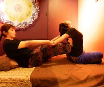 個室サウナ&タイ古式マッサージ ワイルームSpa横浜鶴見店でタイ古式マッサージをしている写真