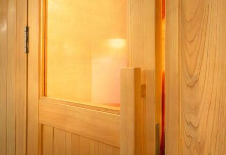 個室サウナの扉
